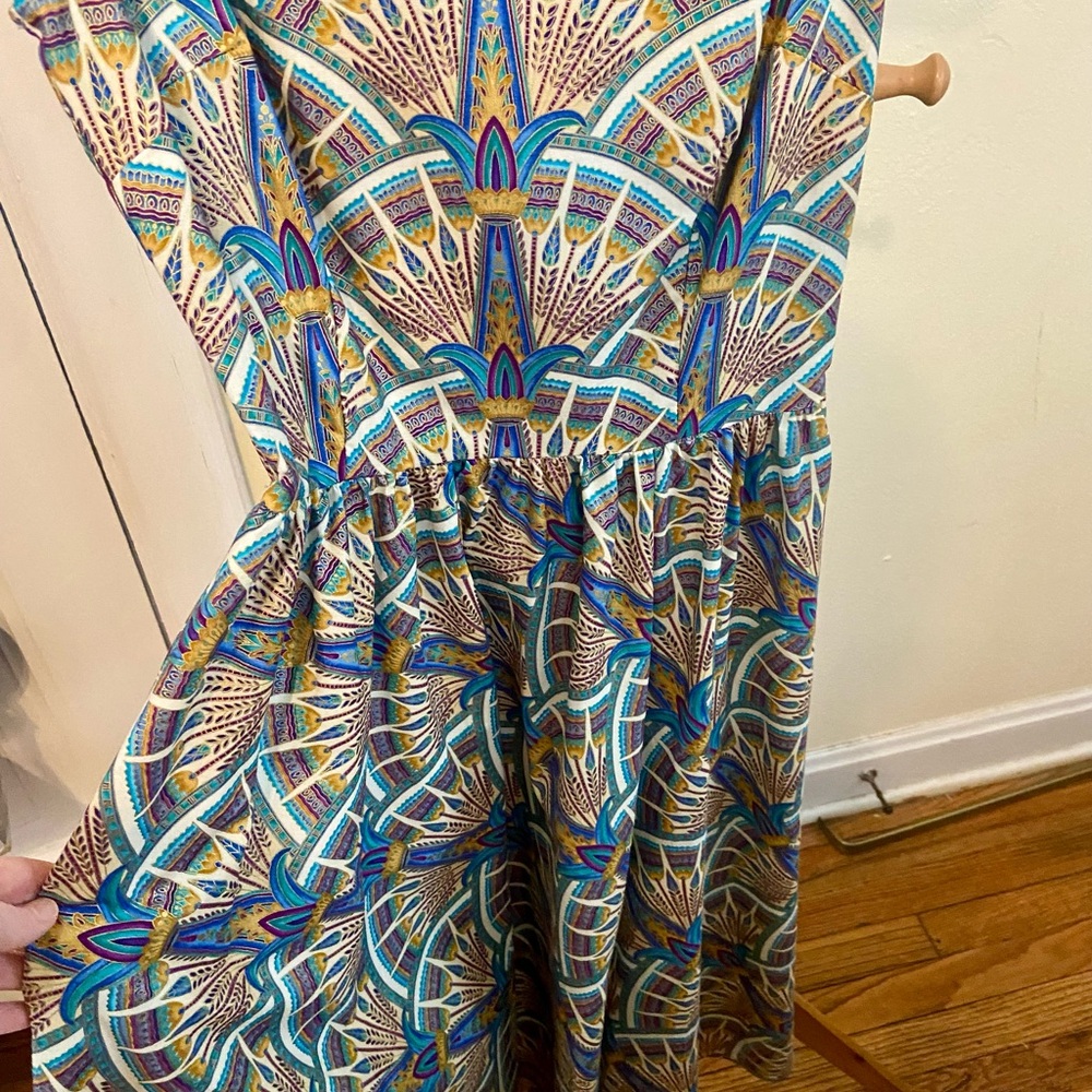 NWT! Gorgeous sleeveless midi dress in Art Deco print